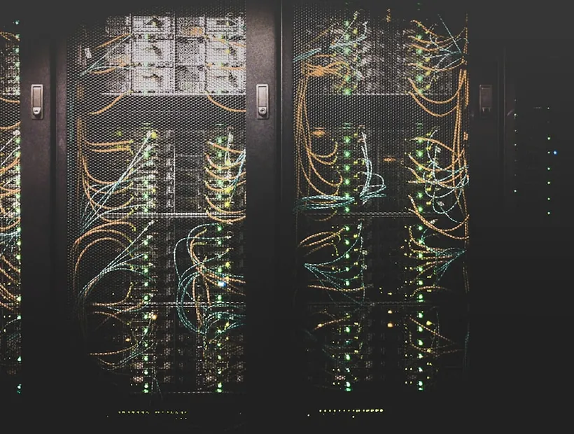 Serverschrank mit strukturierter Netzwerkverkabelung