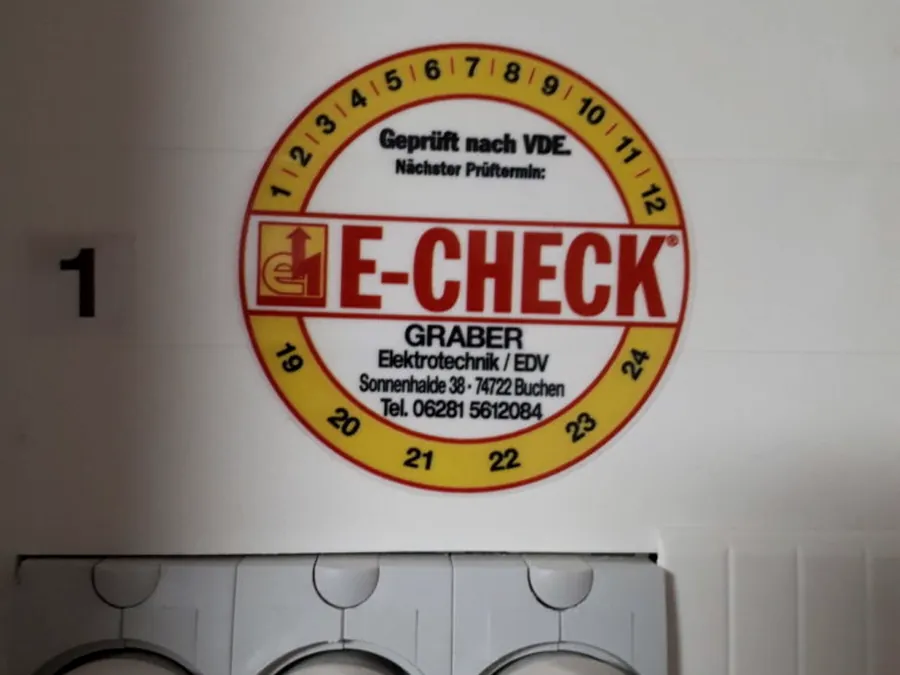 E-Check-Prüfplakette nach VDE an einer geprüften Anlage